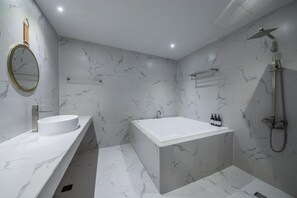 Phòng Suite | Phòng tắm | Đồ dùng nhà tắm miễn phí, khăn tắm 