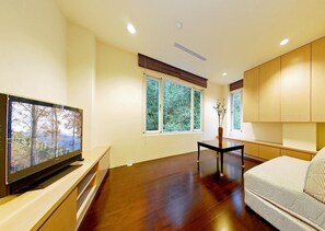 Premium bedding, desk, blackout curtains, rollaway beds - Sun Moon Lake Karuizawa Villa B&B (Yuchi)