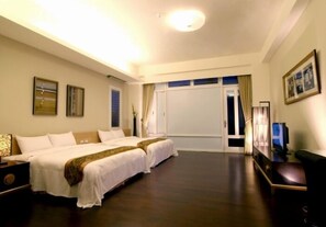 Family Quadruple Room | Premium bedding, desk, blackout drapes, rollaway beds