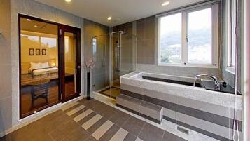 Superior Double Room | Bathroom | Free toiletries, hair dryer, slippers, towels