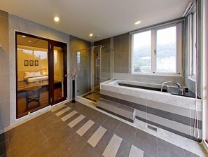 Superior Double Room | Bathroom | Free toiletries, hair dryer, slippers, towels - Sun Moon Lake Karuizawa Villa B&B (Yuchi)