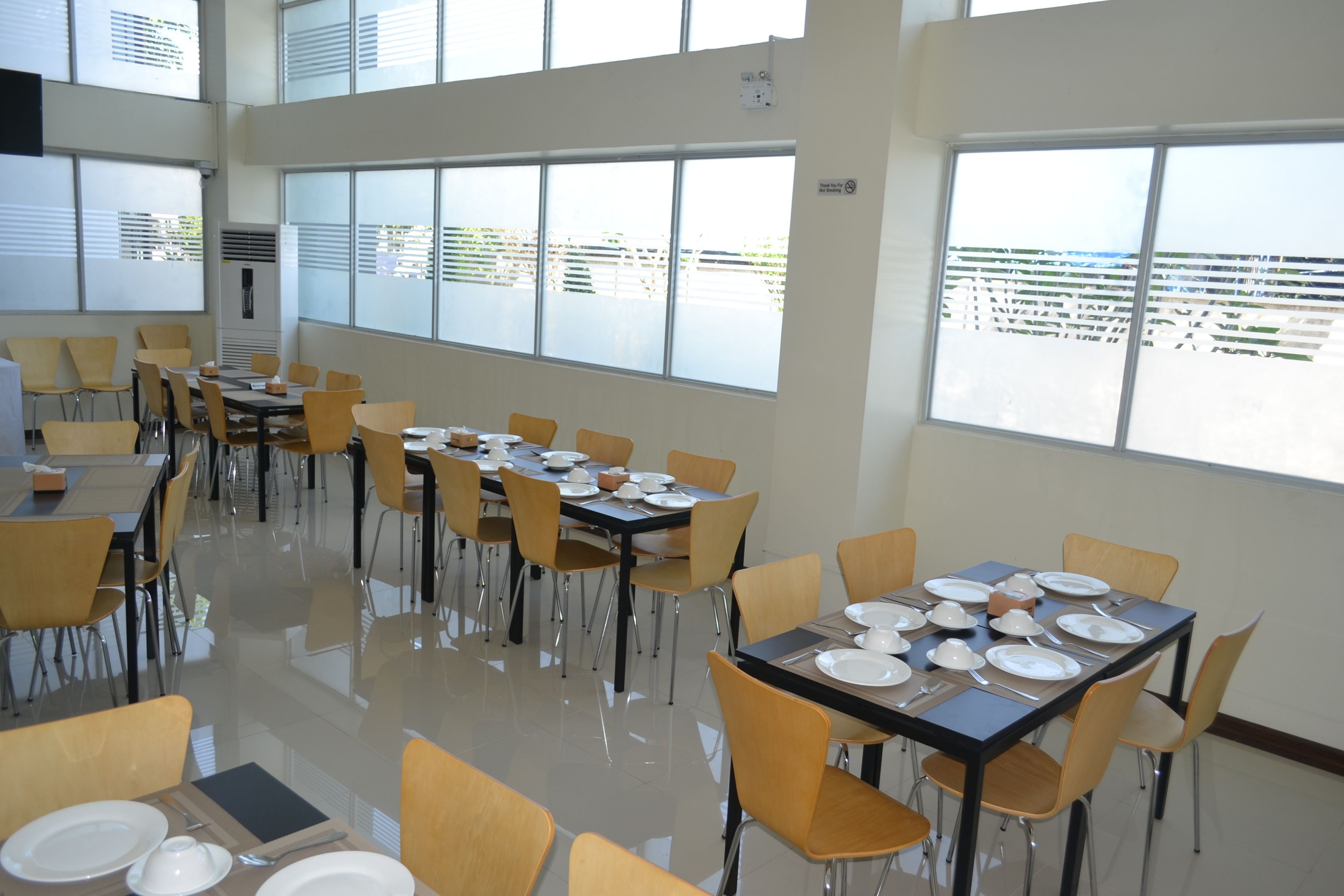 Breakfast, lunch, dinner served; local and international cuisine 