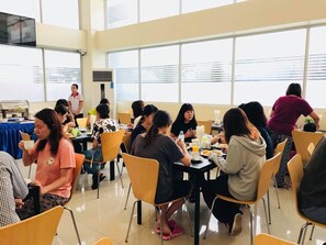 Esmorzar diari d'estil bufet gratuït 