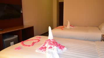 Habitación Deluxe con 2 camas individuales | Minibar, caja fuerte, escritorio y cortinas opacas