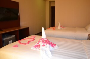 Deluxe Twin Room | Minibar, in-room safe, desk, blackout drapes