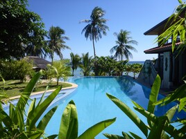 Piscina externa, funciona das 7h às 22h, espreguiçadeiras