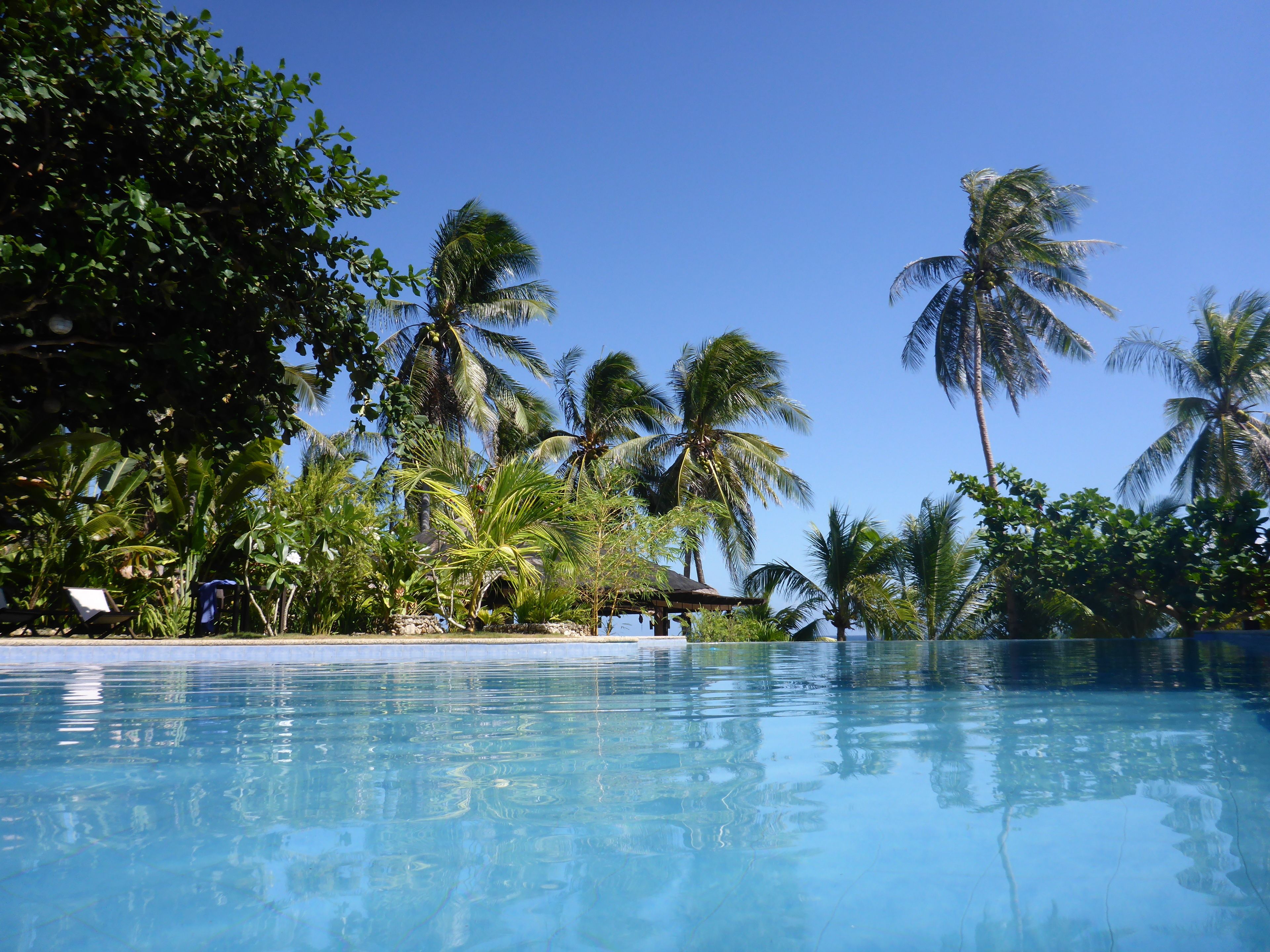 outdoor pool, open 7 am to 10 pm, pool loungers, lifeguards on site