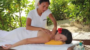 Massagens na praia, manicure e pedicure
