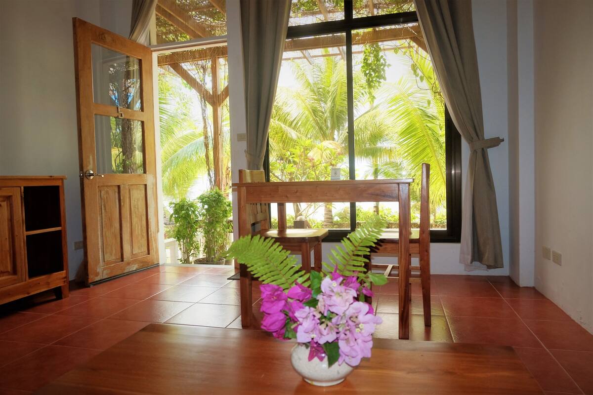 Suite Deluxe, vista al mar | Tabla de planchar con plancha, wifi gratis y decoración personalizada