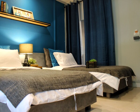 غرفة سوبيريور مزدوجة أو بسريرين منفصلين - سريران فرديان منفصلان | ميني بار وخزنة داخل الغرفة وواي فاي مجانًا وملاءات أسرّة