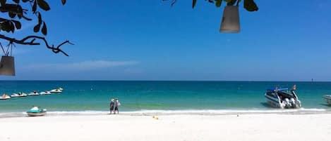 Plage à proximité, chaise longue, parasol, serviettes de plage