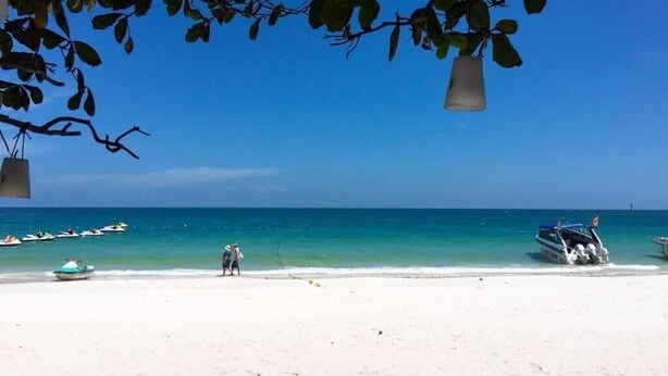 Beach nearby, sun-loungers, beach umbrellas, beach towels - Ku At Sea (Rayong)