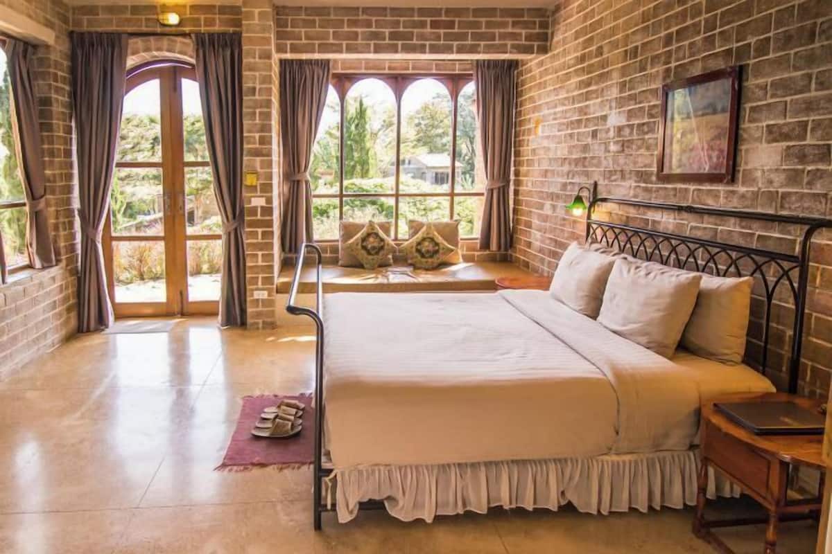 Premium bedding, in-room safe, free WiFi