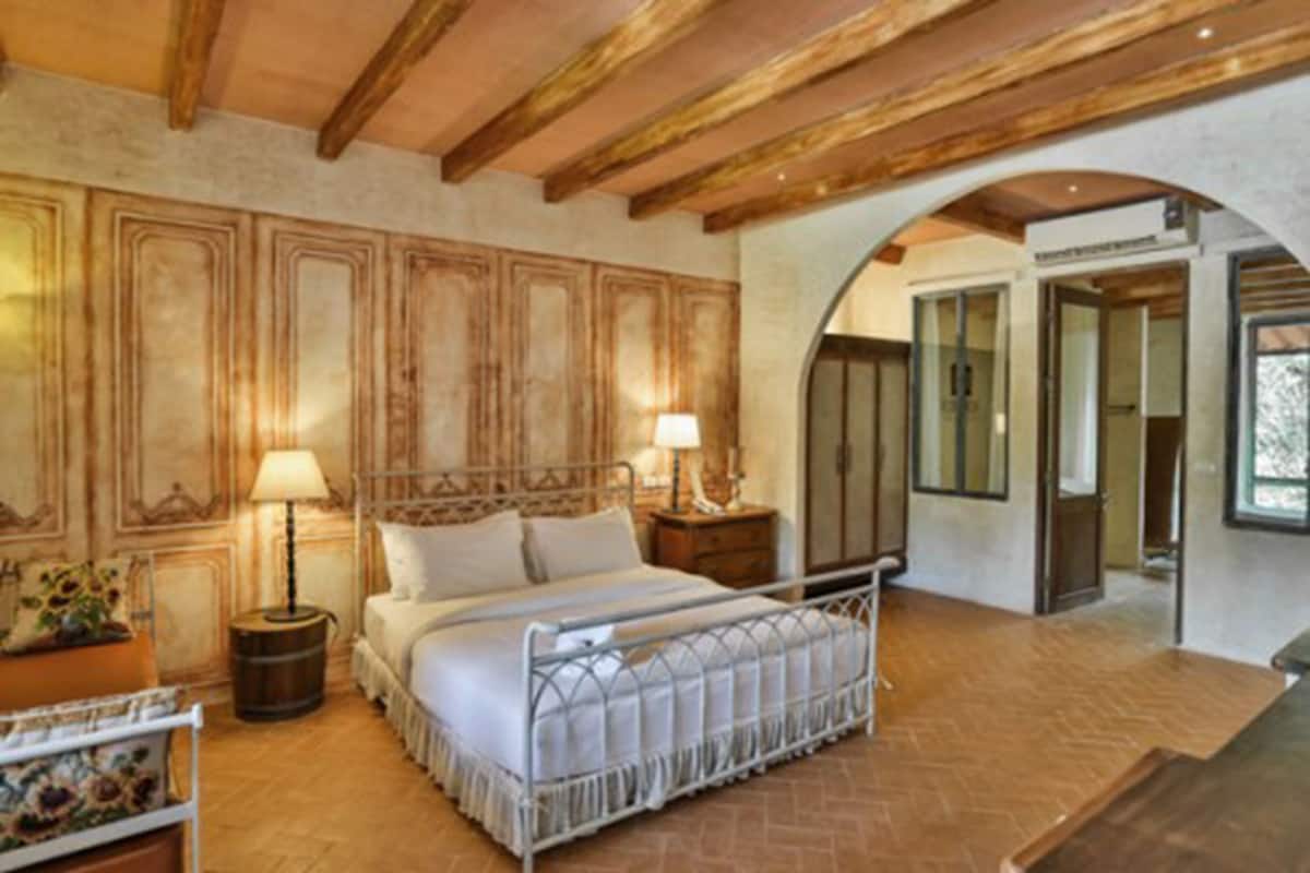 deluxe room | premium bedding, in-room safe, free wifi