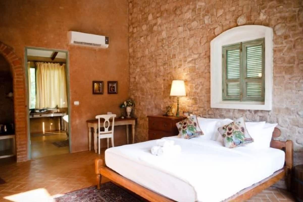 Premium bedding, in-room safe, free WiFi