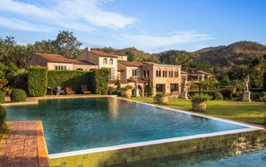 Outdoor pool - La Toscana Resort (Suan Phueng)