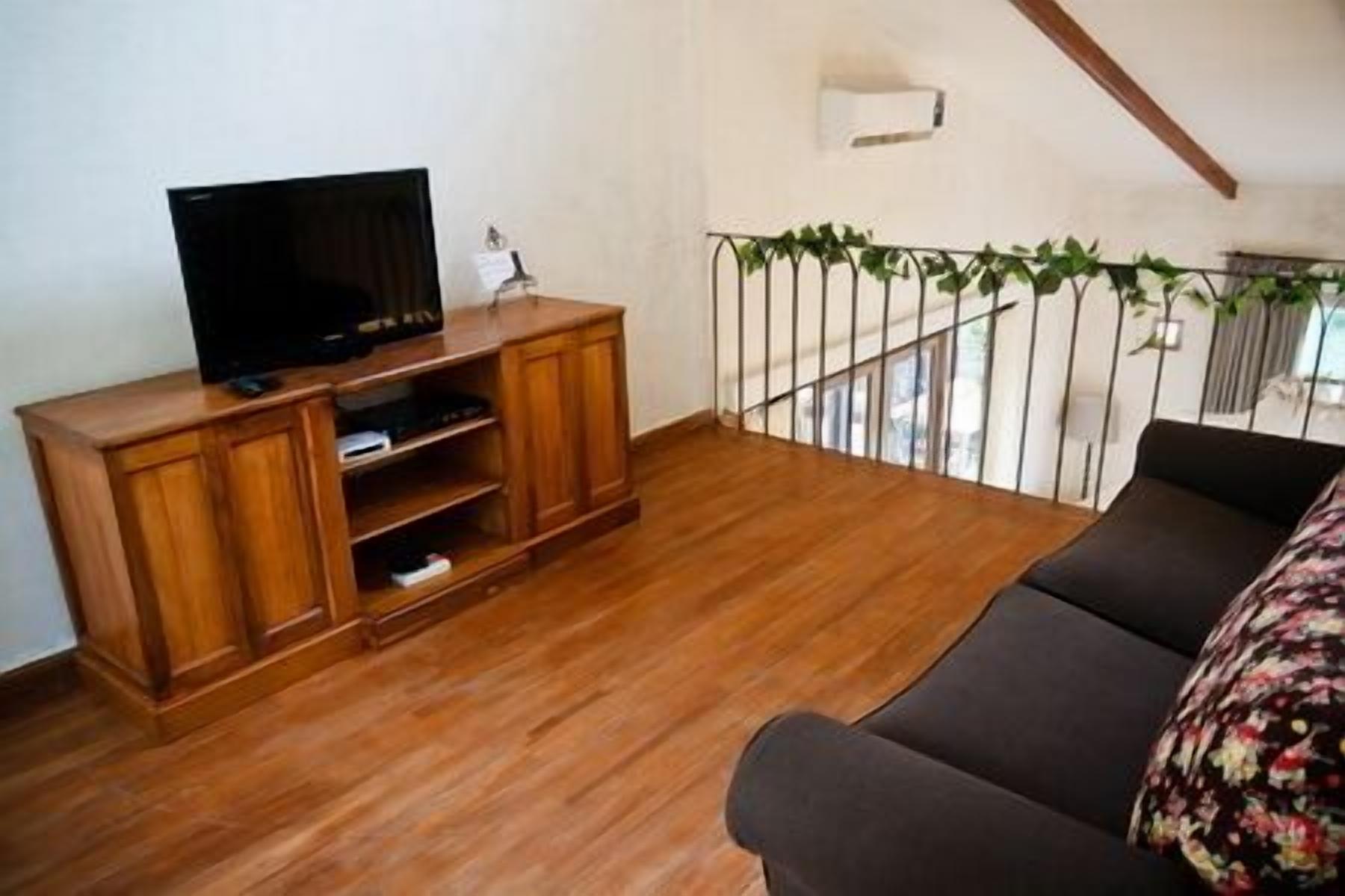 duplex suite  | living area | 32-inch flat-screen tv with digital channels, tv