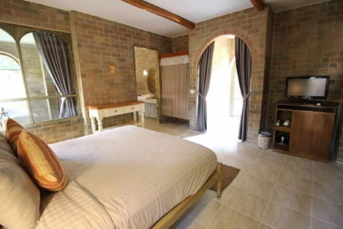 Premium bedding, in-room safe, free WiFi