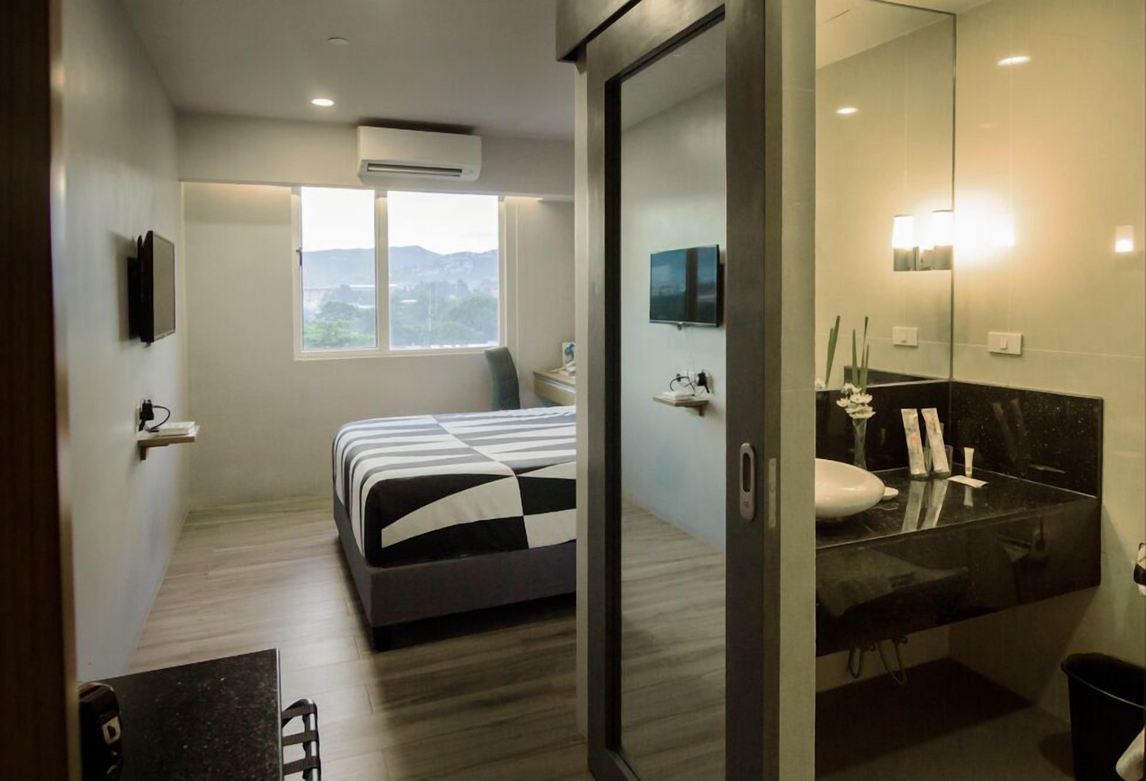 Luxe Room | Minibar, desk, laptop workspace, iron/ironing board