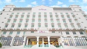 A large, multi-story hotel with a central entrance and a sign reading "Casa Bonita Hotel". - Casa Bonita Hotel (Malacca City)