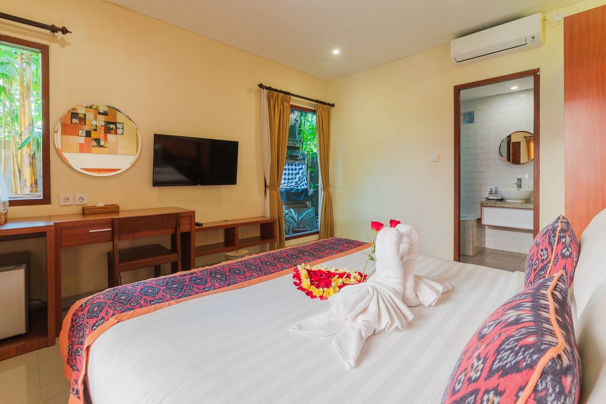 Deluxe Room | Minibar, in-room safe, desk, iron/ironing board (on request)