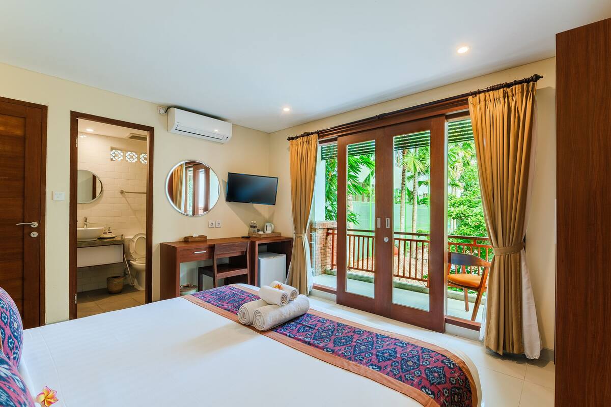 Standard Room | Minibar, in-room safe, desk, iron/ironing board (on request)
