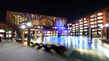 Piscina interna, piscina externa, barracas, guarda-sóis