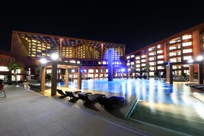 Una piscina techada, una piscina al aire libre