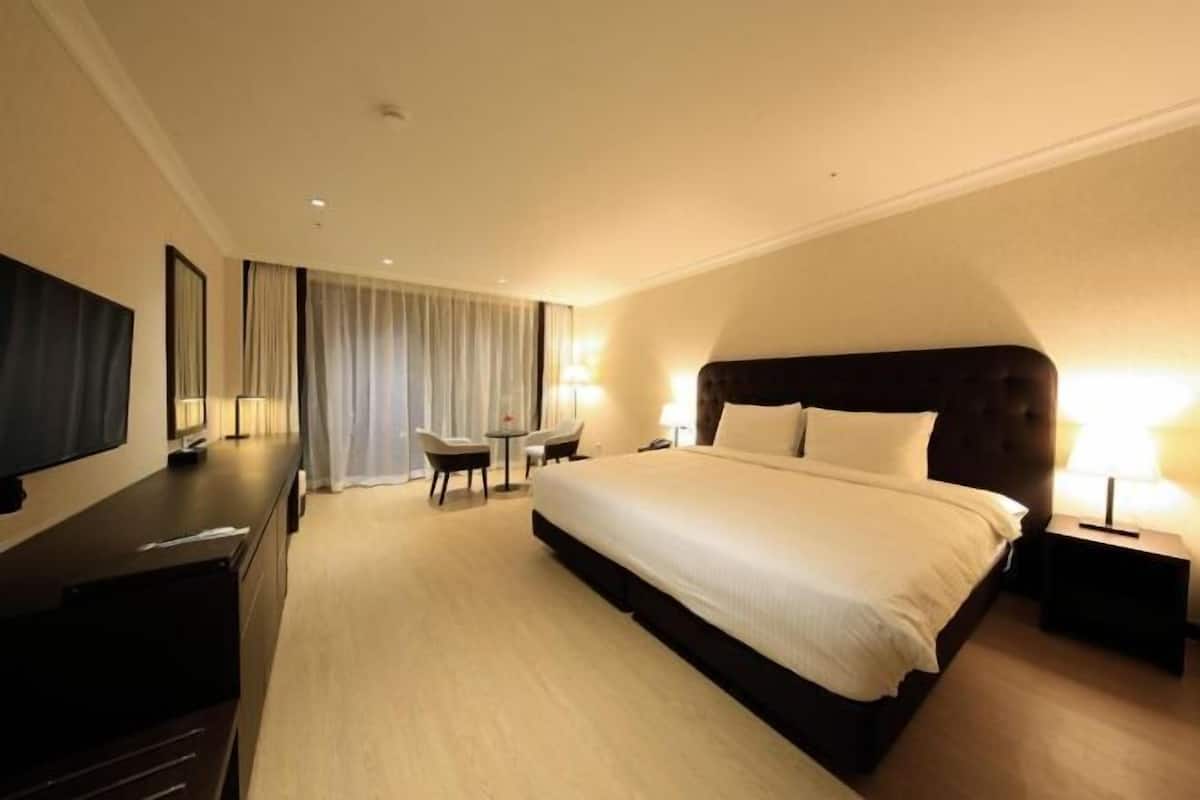 Blackout curtains, rollaway beds, free WiFi
