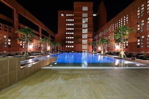 Una piscina cubierta, una piscina al aire libre