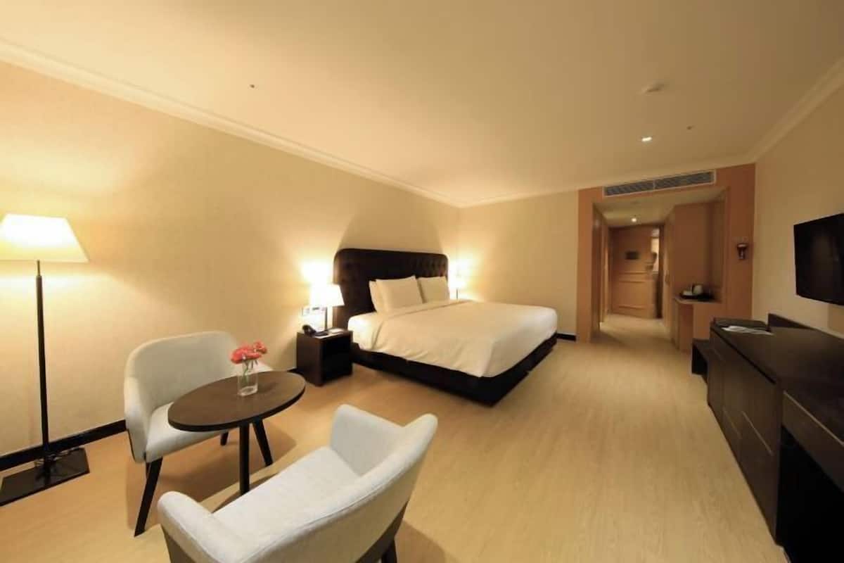 Blackout curtains, rollaway beds, free WiFi