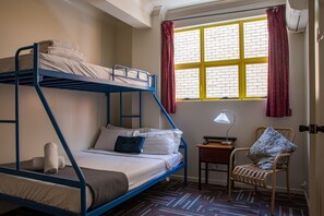 Private Double/Twin Ensuite Room with Air Con | WiFi, bed sheets - City Backpackers HQ (Brisbane)