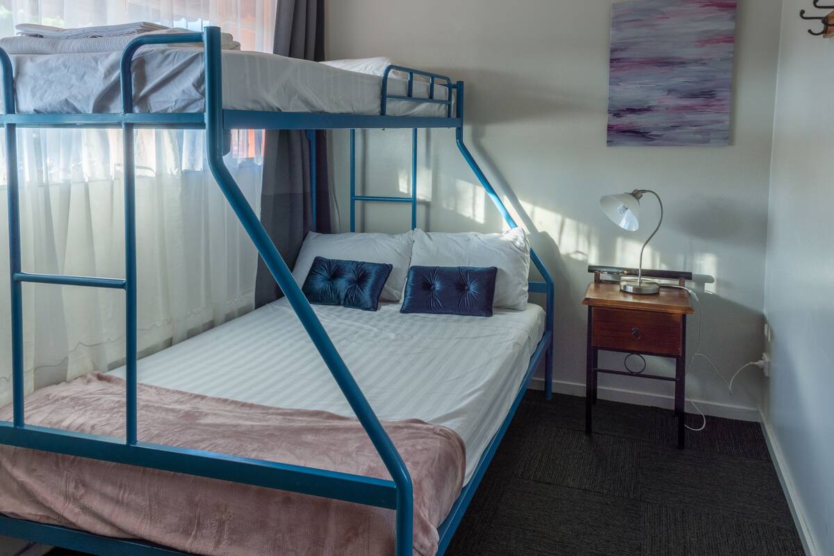 Private Double/Twin Room with Air Con (Shared Bathroom) | WiFi, bed sheets