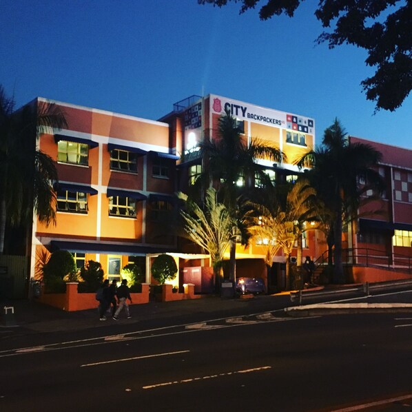 Fachada de la propiedad por la tarde o noche