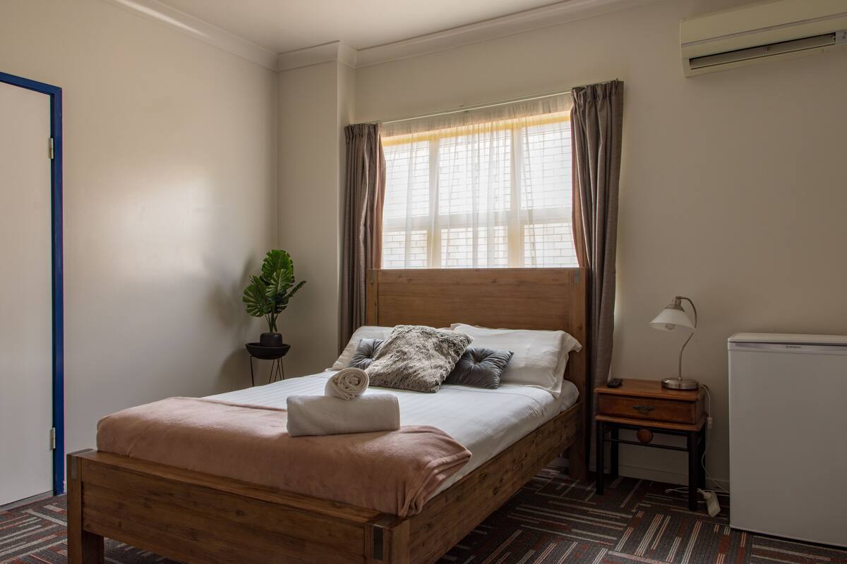 Private Double/Twin Ensuite Room with Air Con | WiFi, bed sheets