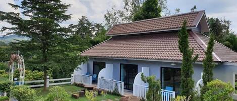 Minibar, rollaway beds, bed sheets