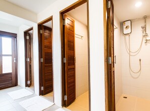 Shower, free toiletries, hair dryer, bidet