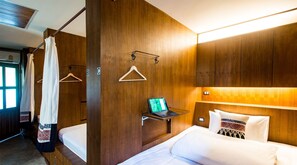 5-Queen Cabin Bed Mixed Dormitory With Shared Bathrooms