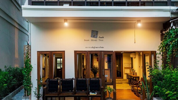 A two-story building with a sign reading "BAAN HEART THAI". - Baan Heart Thai - Hostel (Chiang Mai)