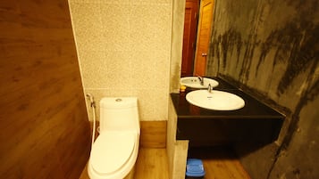 VIP Room | 浴室 | 淋浴設備、免費梳洗用品、提供毛巾