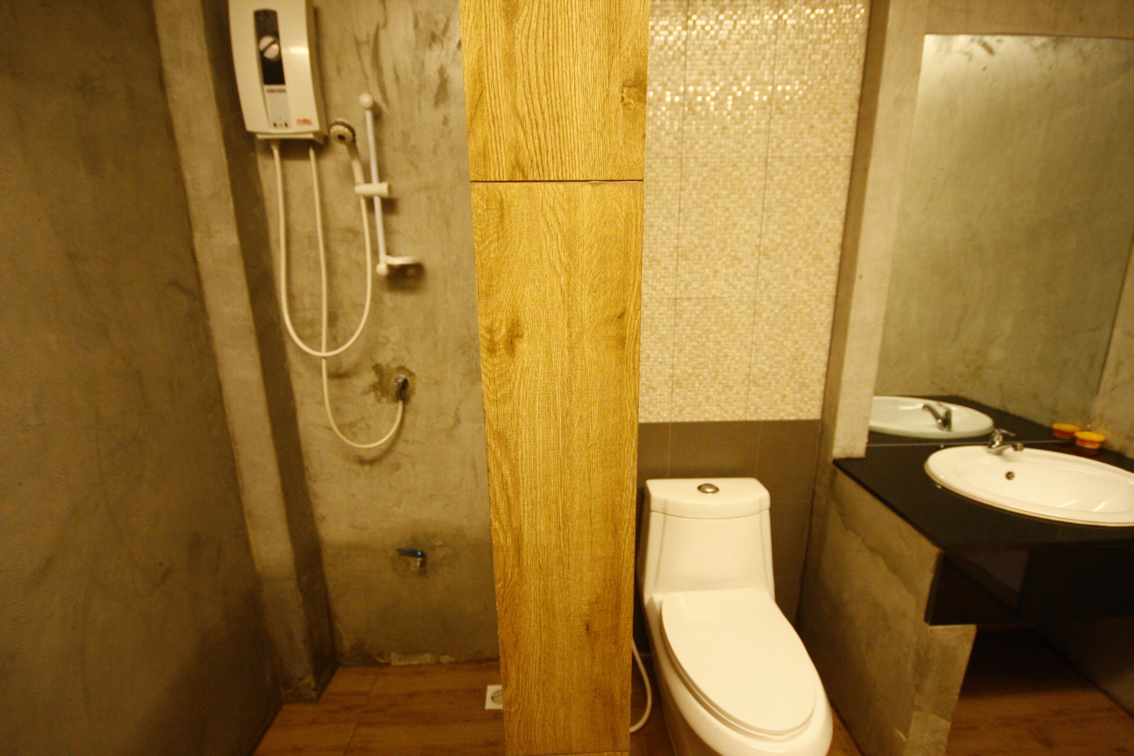 standard room | bathroom | shower, free toiletries, towels