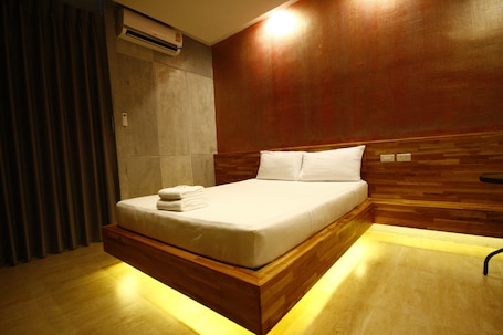 Standard Room | Desk, blackout drapes, free WiFi