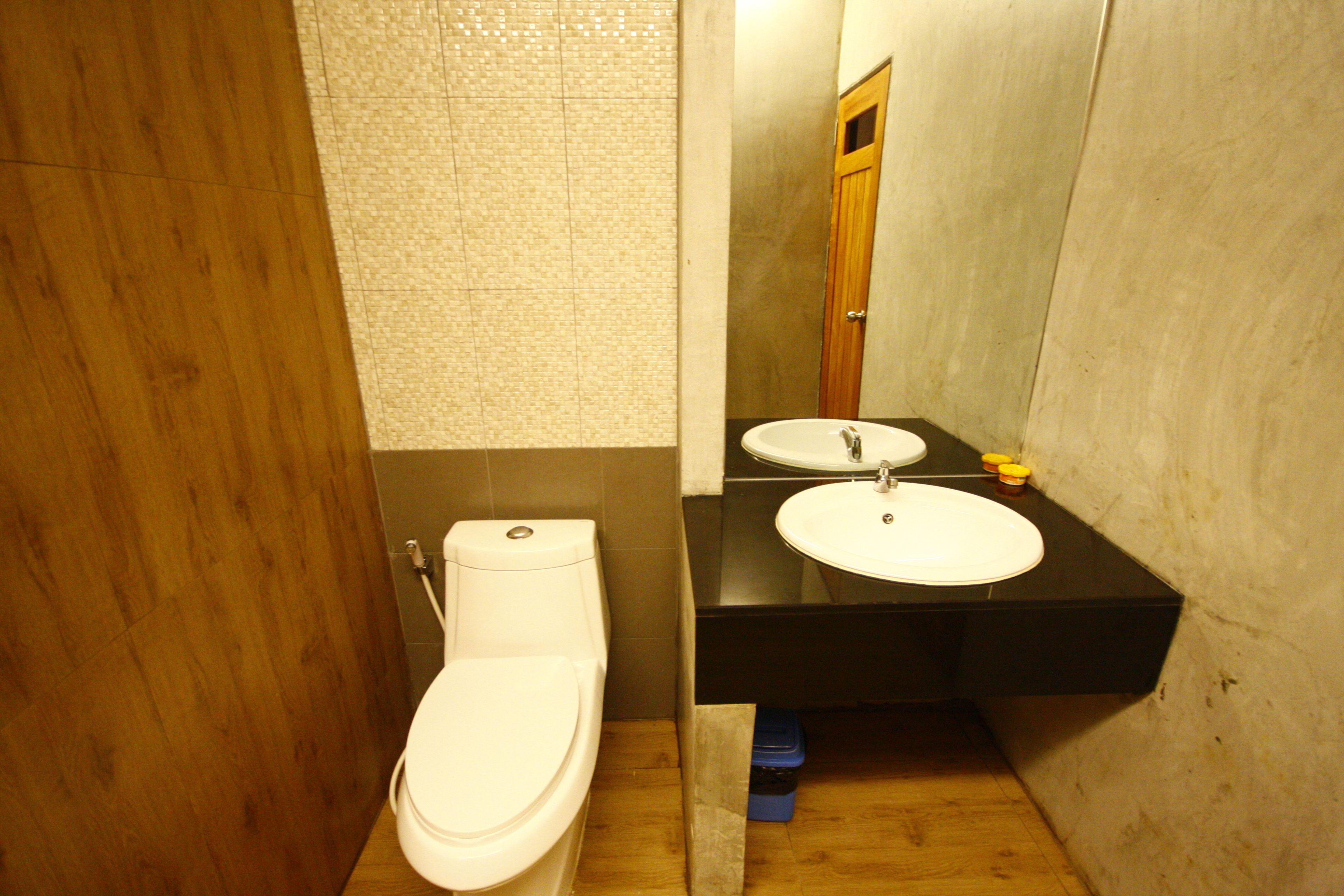 standard room | bathroom | shower, free toiletries, towels