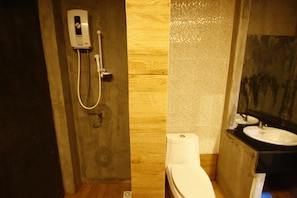 VIP Room | Bathroom | Shower, free toiletries, towels