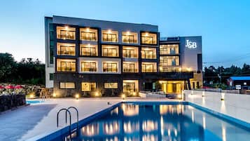 Boendets fasad - kväll/natt