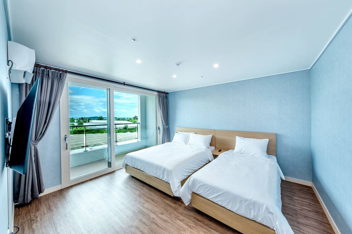 Premium bedding, down comforters, Select Comfort beds