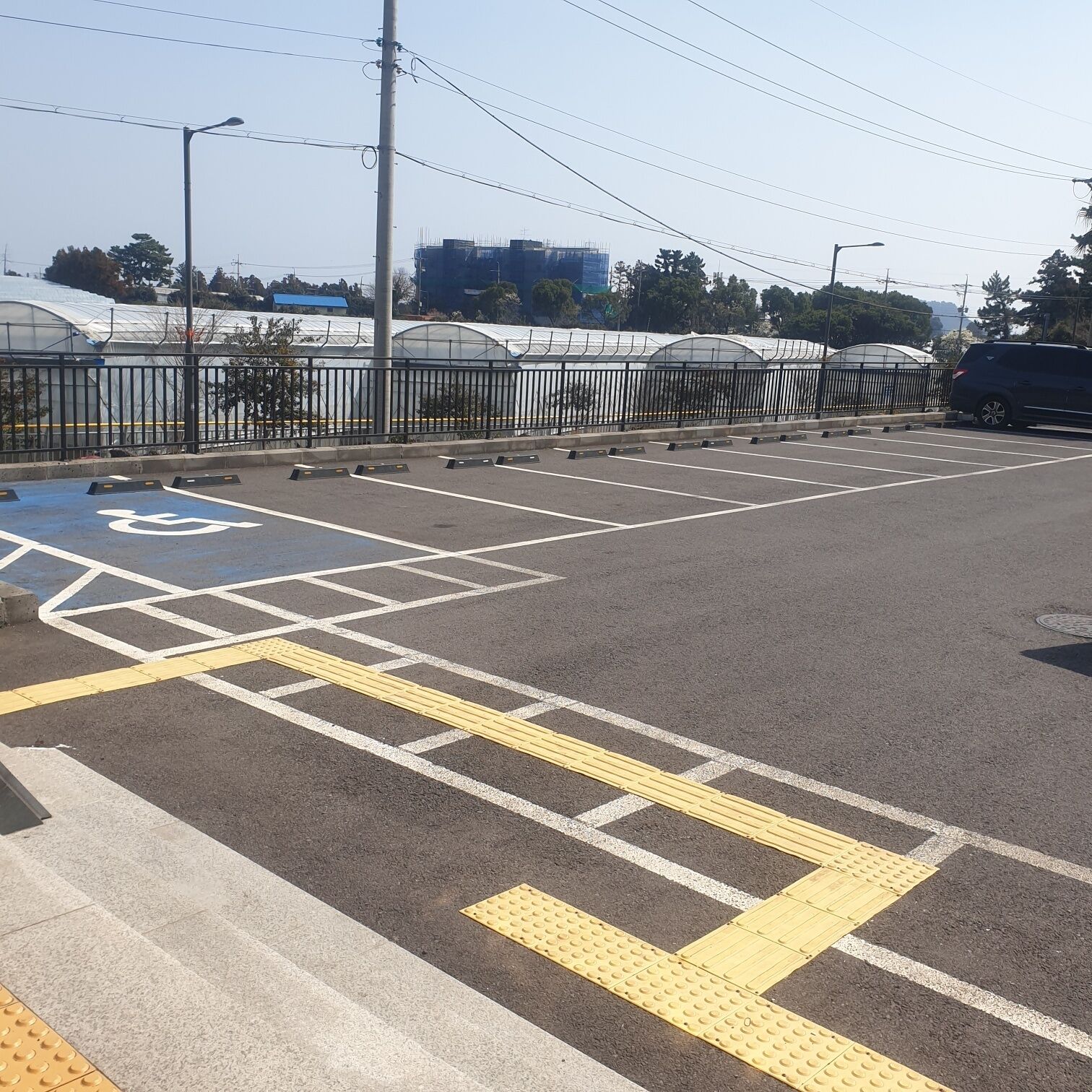 Un parking doté d’emplacements réservés aux personnes handicapées et d’un revêtement de sol tactile pour les personnes malvoyantes.