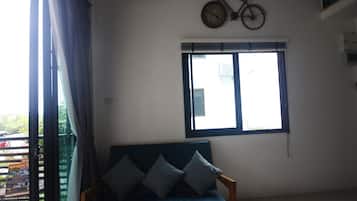 2 Bedrooms | Ruang tamu | TV skrin rata