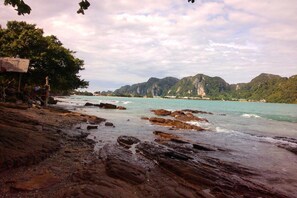 Beach nearby, kayaking - Phi Phi Sunset Bay Resort (Ko Phi Phi)