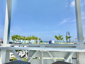 Condo standard, vista parcial para o oceano, de frente para a praia | Terraço/pátio